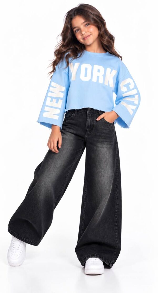 Girls' sweatshirt with a modern cut.