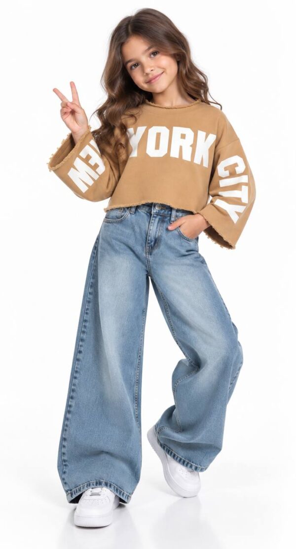 Girls' sweatshirt with a modern cut.